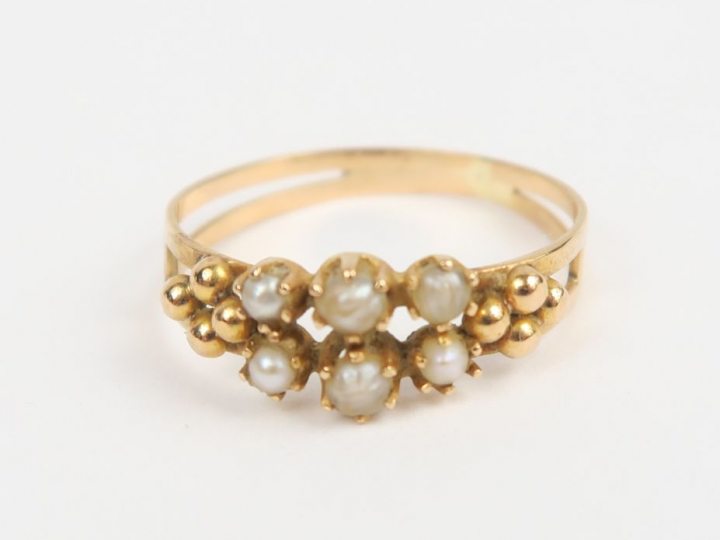 Petite bague de jeune fille en or, ornée de demi-perles. Poids tel : 1