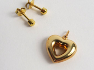 Vente aux enchères Paire de clous d'oreilles et pendentif en forme de cœur. L'ensemble en