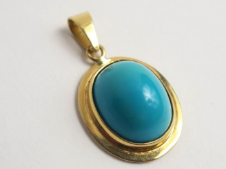 Vente aux enchères Pendentif en or, orné d'une turquoise en cabochon. Poids tel : 7,2 g