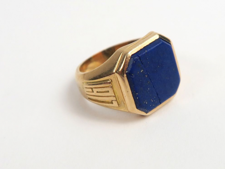 Bague chevalière en or, et plaque de lapiz lazuli accidentée. Poids te