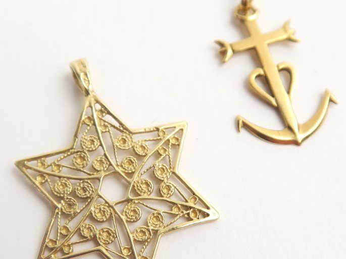 Croix camarguaise en or (1,4g) et étoile en or filigrané 14 carats. (2