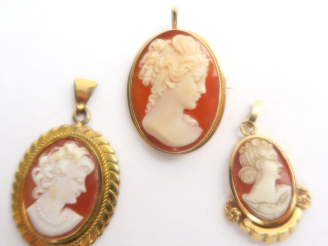 Vente aux enchères 3 camées, monture en or bas titre