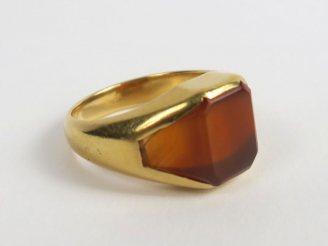 Vente aux enchères Chevalière en or ornée d'une agate. Poids tel : 8,6 g