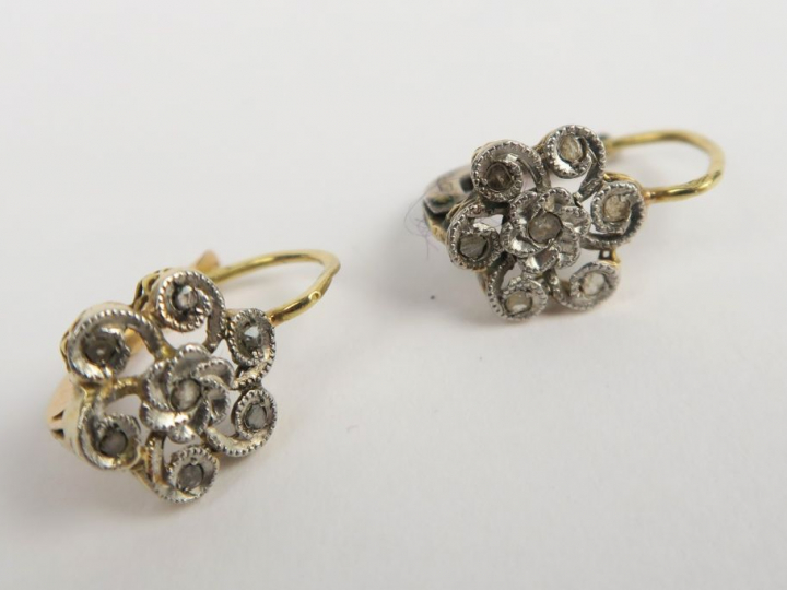 Paire de perce-oreilles en or, ornées d'éclats de diamants. Poids tel 