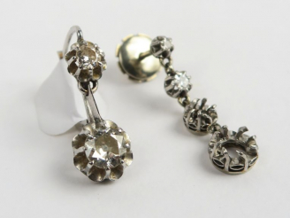 Vente aux enchères Deux pendants d'oreilles ornés de diamants (en manque deux). Poids tel