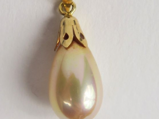 Vente aux enchères Pendentif en or et perle. Poids tel : 1,5 g