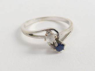 Vente aux enchères Bague en or blanc, ornée d'un saphir et d'une pierre blanche. Poids te