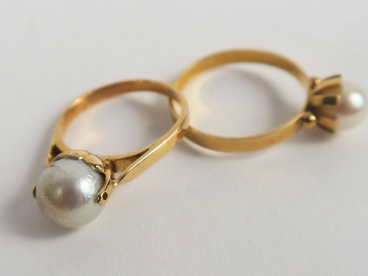 Deux  bagues en or ornée d'une perle. Poids tel : 4,3 g