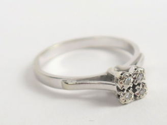 Vente aux enchères Bague en or blanc, ornée de 4 éclats de diamants. Poids tel : 2,7 g