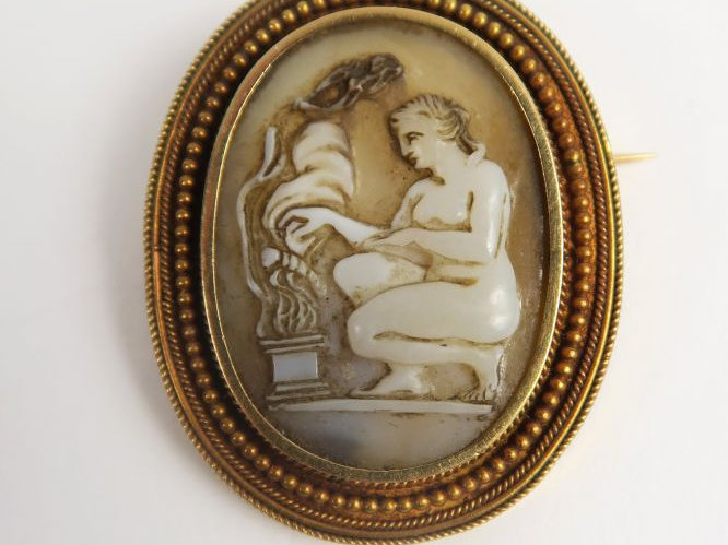 Broche XIXe en or et agate gravée. Poids tel : 8,5 g