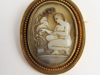 Vente aux enchères Broche XIXe en or et agate gravée. Poids tel : 8,5 g