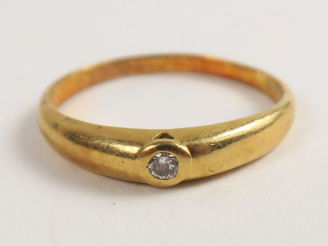 Vente aux enchères  Bague en or, petit diamant serti clos. Poids tel : 3,2 g
