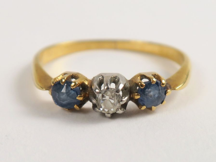 Bague en or, ornée d'un diamant épaulé de deux saphirs. Poids tel : 2,