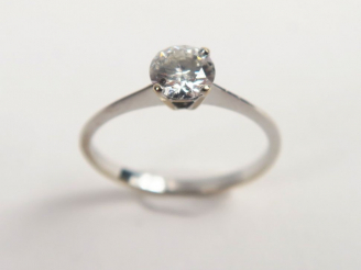 Vente aux enchères Solitaire orné d'un diamant de 0,52 carat, couleur G, avec son certifi