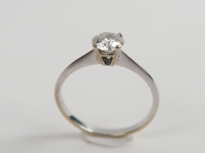 Solitaire orné d'un diamant de 0,52 carat, couleur G, avec son certifi