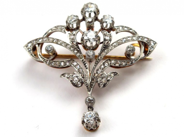 Broche Napoléon III en or jaune et or blanc, à décor de rinceaux feuil