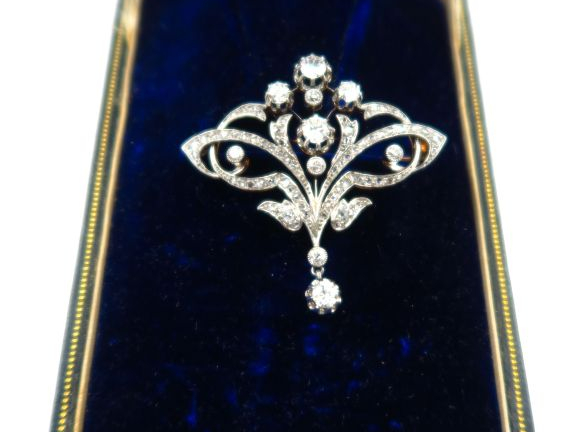 Broche Napoléon III en or jaune et or blanc, à décor de rinceaux feuil