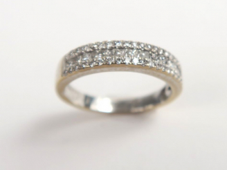 Vente aux enchères Bague en or gris, ornée de brillants. Poids tel : 4 g. TDD : 53,5