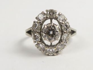 Vente aux enchères Bague marguerite en or blanc, ornée d'un brillant central dans un ento