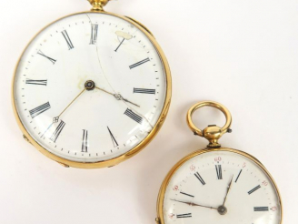 Vente aux enchères Montre de gousset, cadran accidenté, et montre de col en or émaillé. P