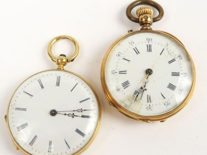 Deux montres de col en or, une béliere en métal. Poids tel : 53 g