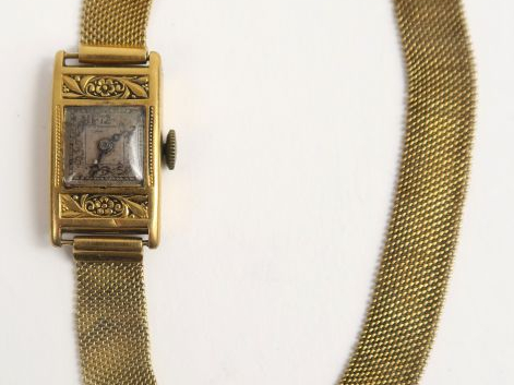 Montre de dame Art Déco en or jaune. Poids tel : 17 g