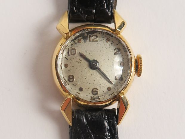 Montre de femme, boitier en or. Poids tel : 14,5 g