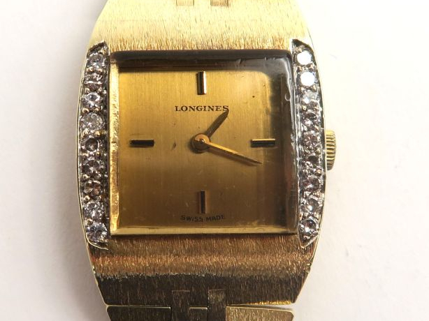 LONGINES. Montre bracelet en or, le cadran souligné de deux lignes de 