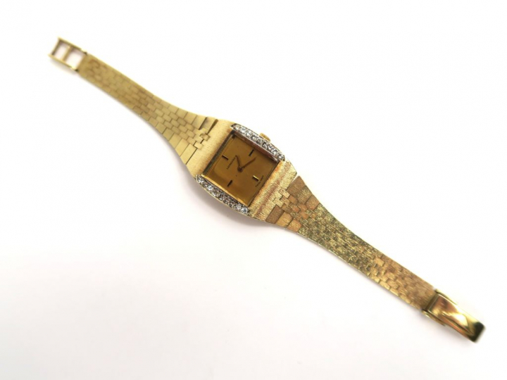 LONGINES. Montre bracelet en or, le cadran souligné de deux lignes de 