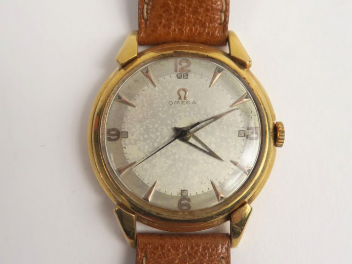 OMEGA. Montre bracelet, boitier en or, bracelet cuir et métal doré. Po