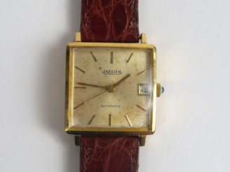 Vente aux enchères JAEGER. Montre d'homme, boitier en or de forme rectangulaire. Poids te