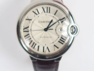 Vente aux enchères CARTIER. Montre d'homme, modèle Ballon bleu, bracelet en cuir.