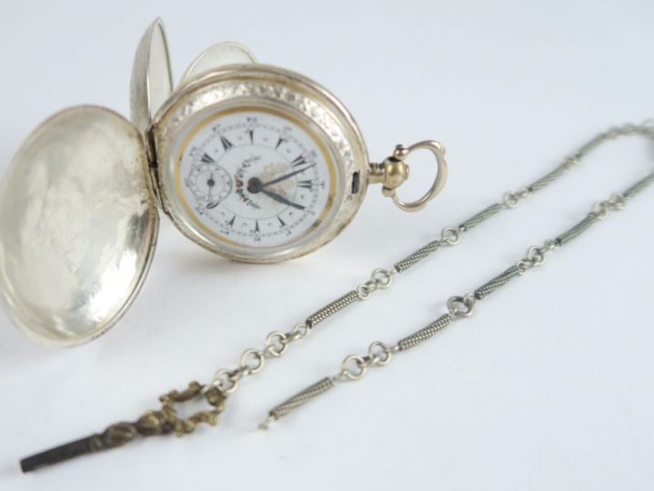 Montre de gousset en argent, avec sa giletière. Poids tel : 73,3 g