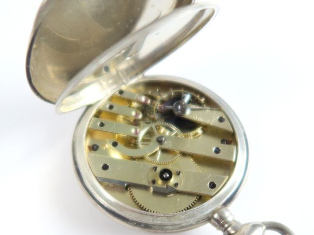 Montre de gousset en argent, motif tournant. Poids tel : 72,2 g