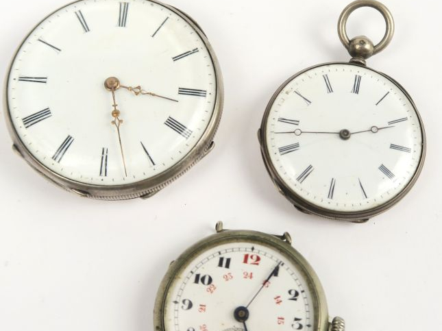 Montre de gousset et deux montres de col en argent. Poids tel : 131 g.