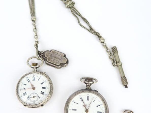 Deux montres de gousset, giletière et porte-photo. L'ensemble en argen