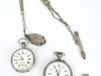 Vente aux enchères Deux montres de gousset, giletière et porte-photo. L'ensemble en argen