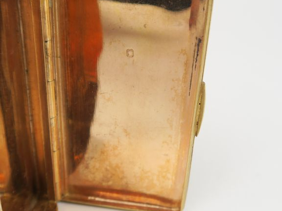 Boite en vermeil, poinçon Minerve, couvercle gravé à décor d'un paysag