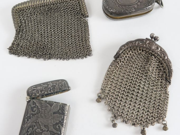 Deux bourses et deux étuis, l'ensemble en argent.