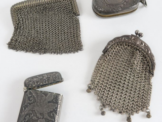 Vente aux enchères Deux bourses et deux étuis, l'ensemble en argent.