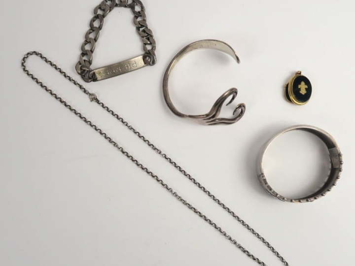 Ensemble de bijoux en argent comprenant un bracelet manchette, une cha