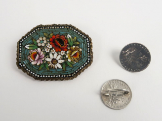 Vente aux enchères Broche en métal et micro mosaïque à décor de fleurs. Paire de boucles 