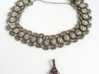 Vente aux enchères Bracelet en argent. Poids : 13,8 g. On y joint un pendentif en argent,