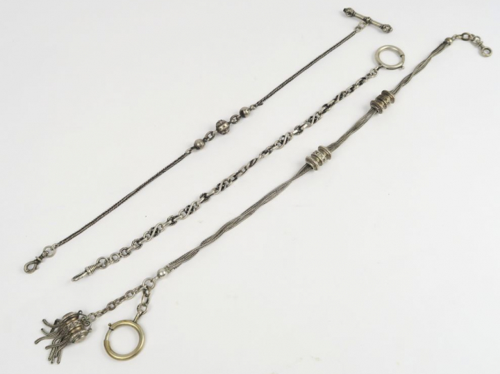 Trois giletières en argent. Poids  : 52,2 g (un fermoir en métal)