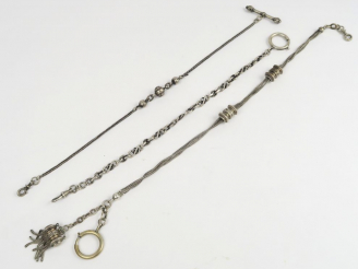 Vente aux enchères Trois giletières en argent. Poids  : 52,2 g (un fermoir en métal)