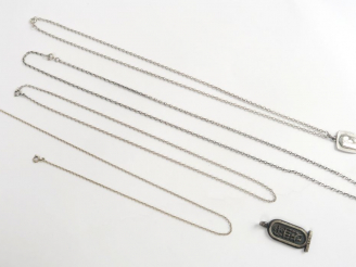Vente aux enchères 4 chaines et 2 pendentifs en argent. Poids : 27,8 g
