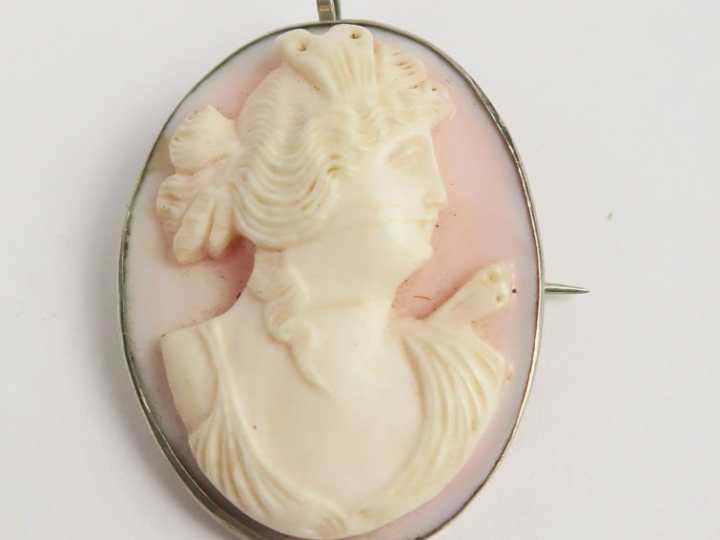 Broche camée, monture en argent.