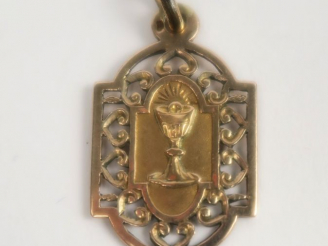 Vente aux enchères Médaille de communion en vermeil. Poids : 2,5 g