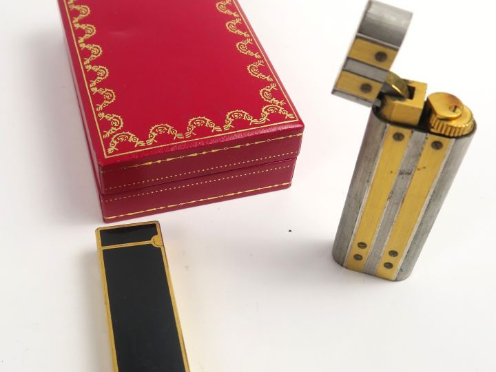 CARTIER. Briquet dans son coffret. On y joint un briquet de marque Col