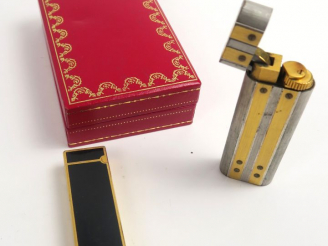 Vente aux enchères CARTIER. Briquet dans son coffret. On y joint un briquet de marque Col